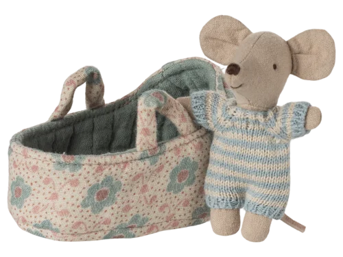 Bebé ratón en capazo azul